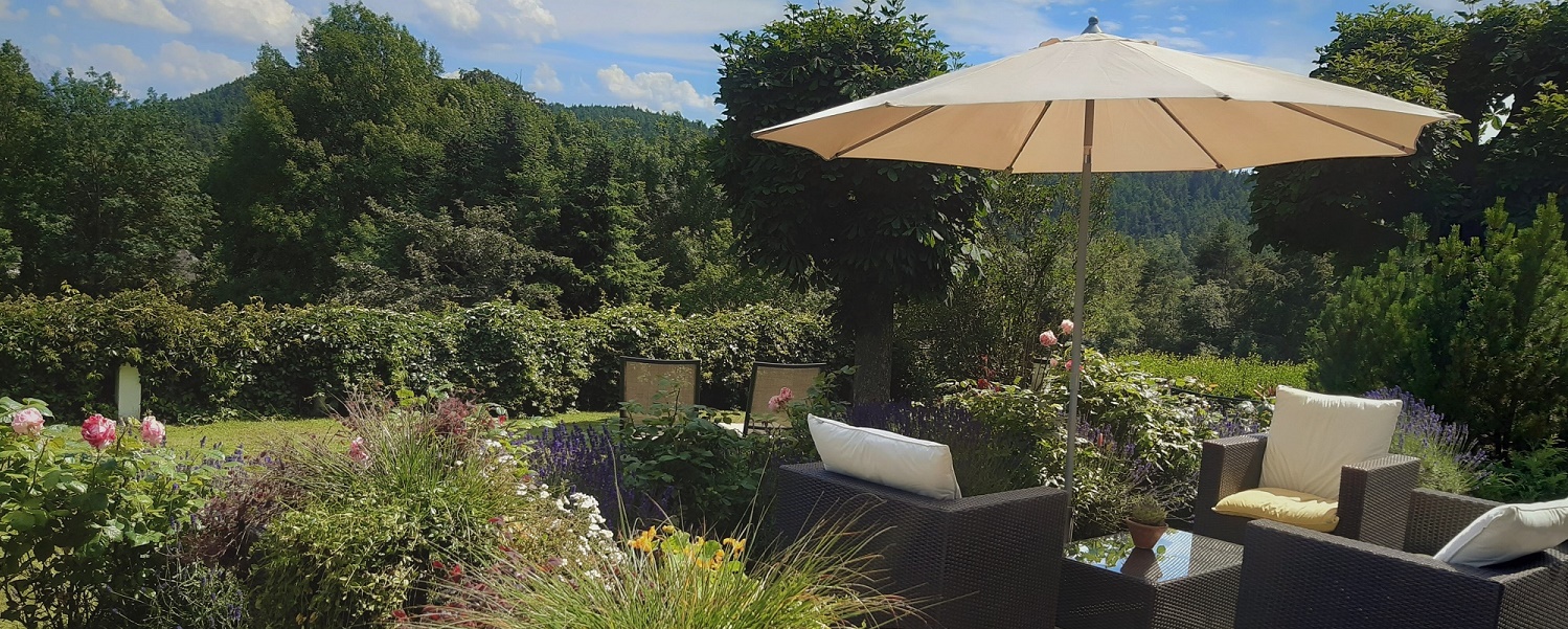 Erholung in der outdoor lounge des Apparthotel Maier, airbnb am Ritten in Oberbozen 