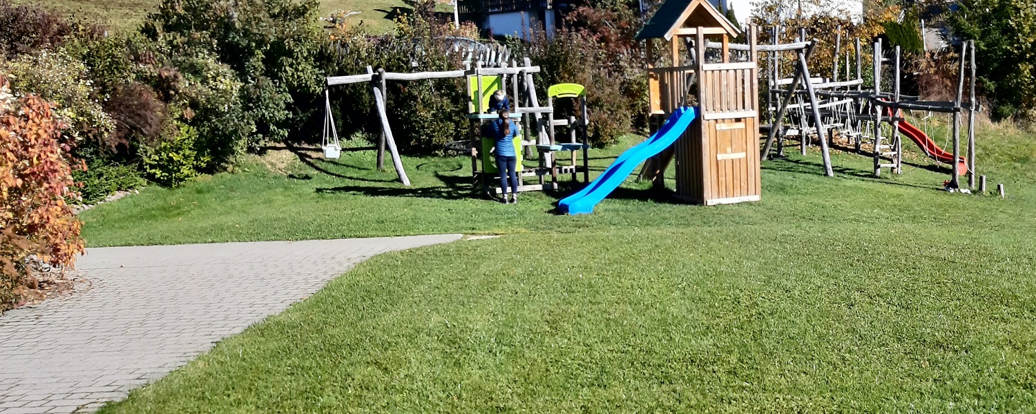 Kinder an unserem Kinderhochseilgarten am Spielplatz